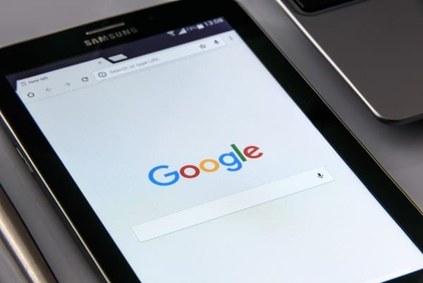 cerny tablet se strankou google
